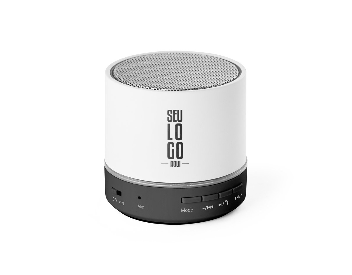 Caixa de som portátil com microfone em ABS 100% reciclado, BT 5.3, potência de 3W e bateria de 400 mAh (autonomia de 4h30). Inclui funções de chamadas, leitor microSD, entrada AUX e reprodução via USB-A. Acompanha cabo USB-C e vem em caixa de kraft reciclado, reutilizável como suporte para celular.