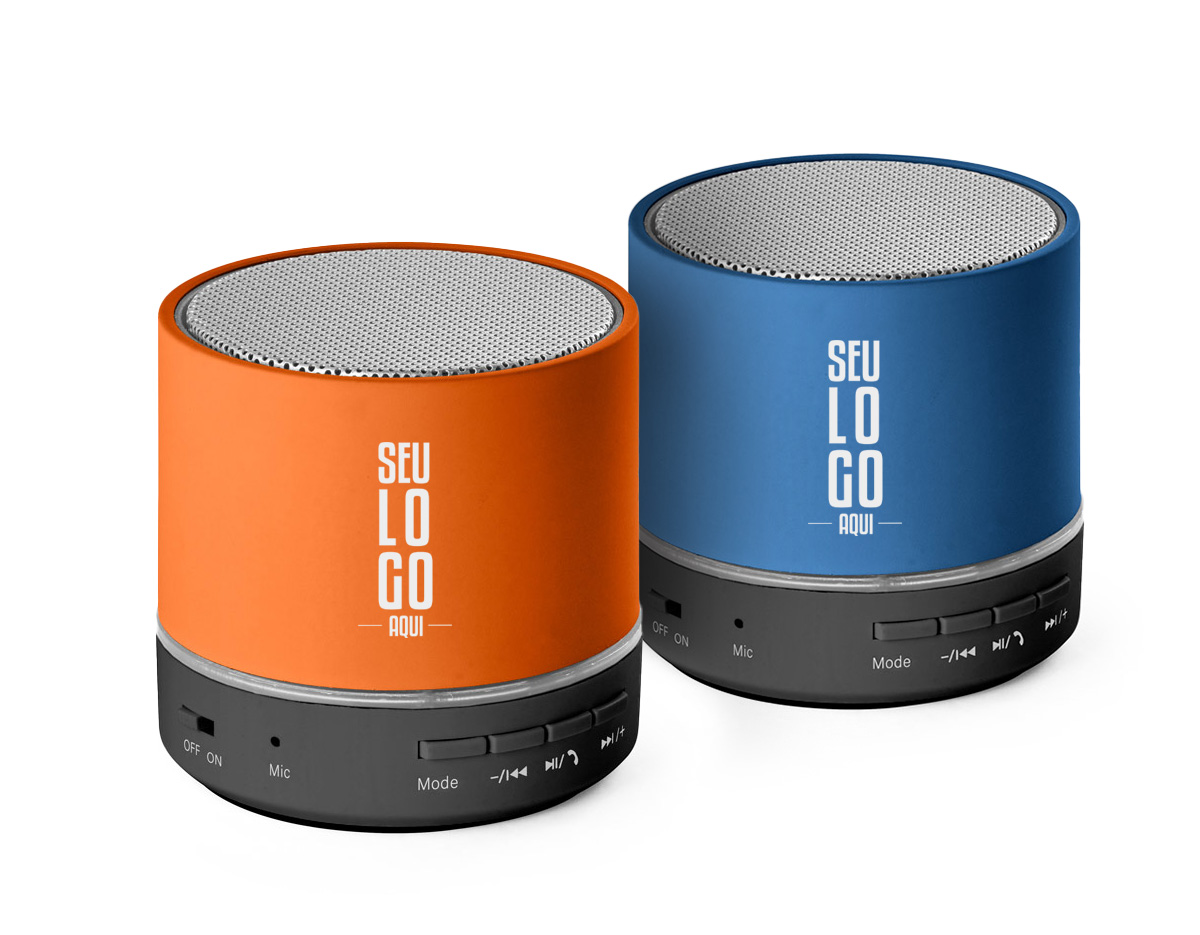 Caixa de som portátil com microfone em ABS 100% reciclado, BT 5.3, potência de 3W e bateria de 400 mAh (autonomia de 4h30). Inclui funções de chamadas, leitor microSD, entrada AUX e reprodução via USB-A. Acompanha cabo USB-C e vem em caixa de kraft reciclado, reutilizável como suporte para celular.