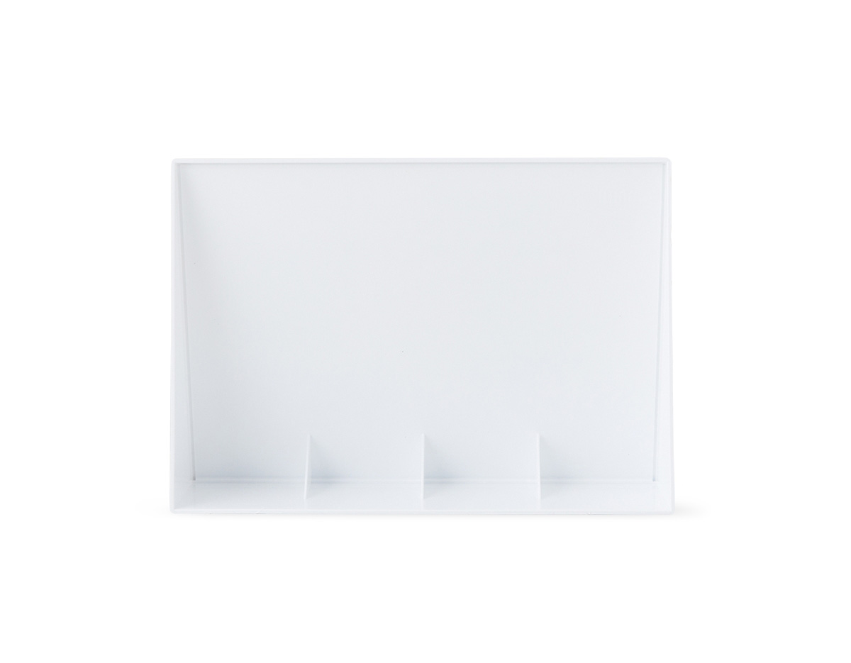 Exiba fotos, avisos ou materiais promocionais com elegância e praticidade. Este expositor porta-retrato no formato A5 é fabricado em poliestireno de alta qualidade, oferecendo leveza e resistência. A placa frontal em acrílico transparente garante excelente visibilidade e proteção para o conteúdo exposto. Ideal para uso em recepções, vitrines, escritórios, eventos ou pontos de venda.