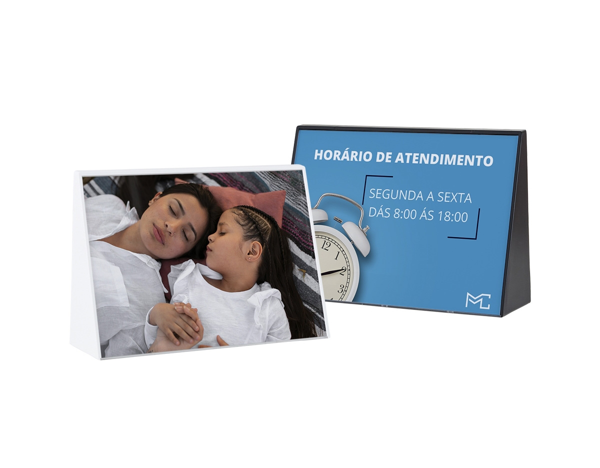 Exiba fotos, avisos ou materiais promocionais com elegância e praticidade. Este expositor porta-retrato no formato A5 é fabricado em poliestireno de alta qualidade, oferecendo leveza e resistência. A placa frontal em acrílico transparente garante excelente visibilidade e proteção para o conteúdo exposto. Ideal para uso em recepções, vitrines, escritórios, eventos ou pontos de venda.