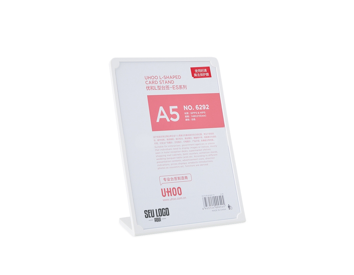 Expositor porta-retrato no formato A5, produzido em poliestireno resistente, com placa acrílica transparente para proteger e valorizar o conteúdo exibido. Ideal para ambientes comerciais, eventos, recepções e escritórios, unindo praticidade e apresentação sofisticada.
