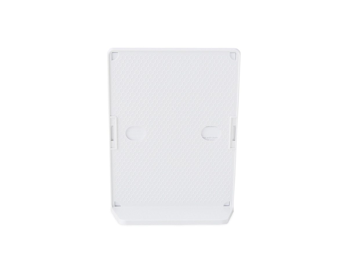 Expositor porta-retrato no formato A5, produzido em poliestireno resistente, com placa acrílica transparente para proteger e valorizar o conteúdo exibido. Ideal para ambientes comerciais, eventos, recepções e escritórios, unindo praticidade e apresentação sofisticada.