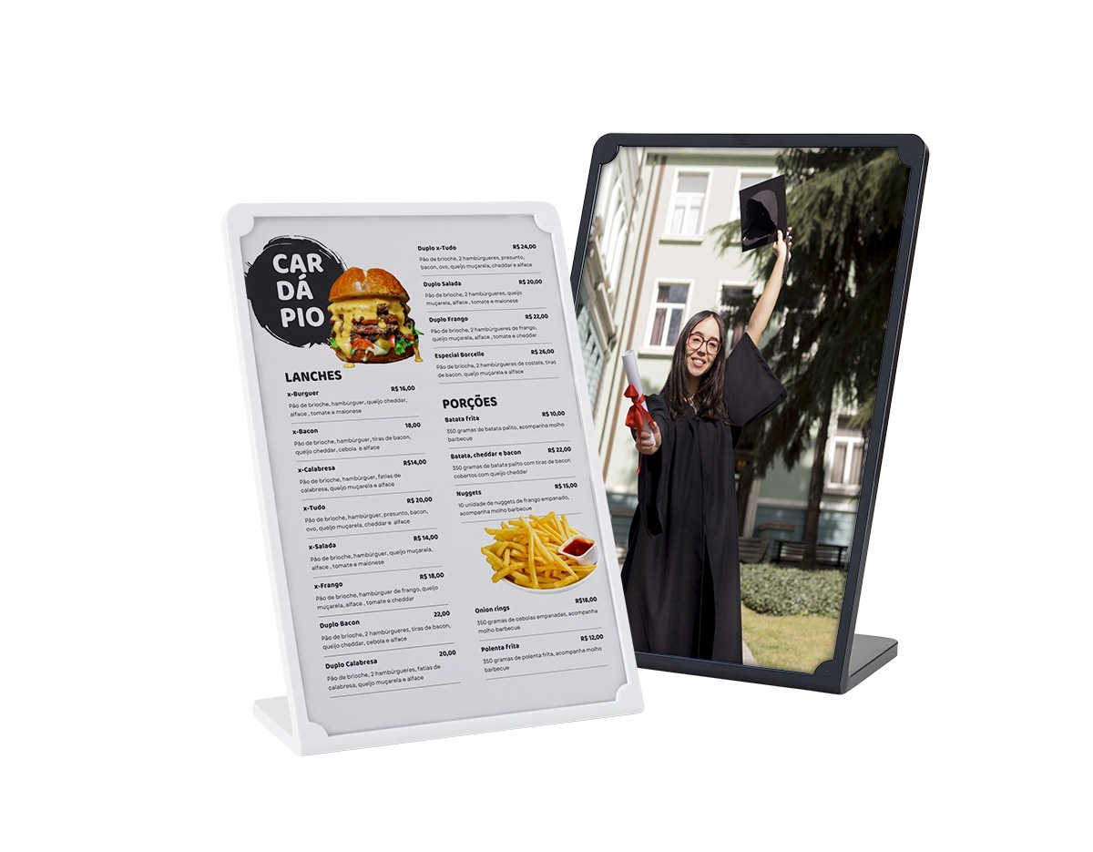 Expositor porta-retrato no formato A5, produzido em poliestireno resistente, com placa acrílica transparente para proteger e valorizar o conteúdo exibido. Ideal para ambientes comerciais, eventos, recepções e escritórios, unindo praticidade e apresentação sofisticada.