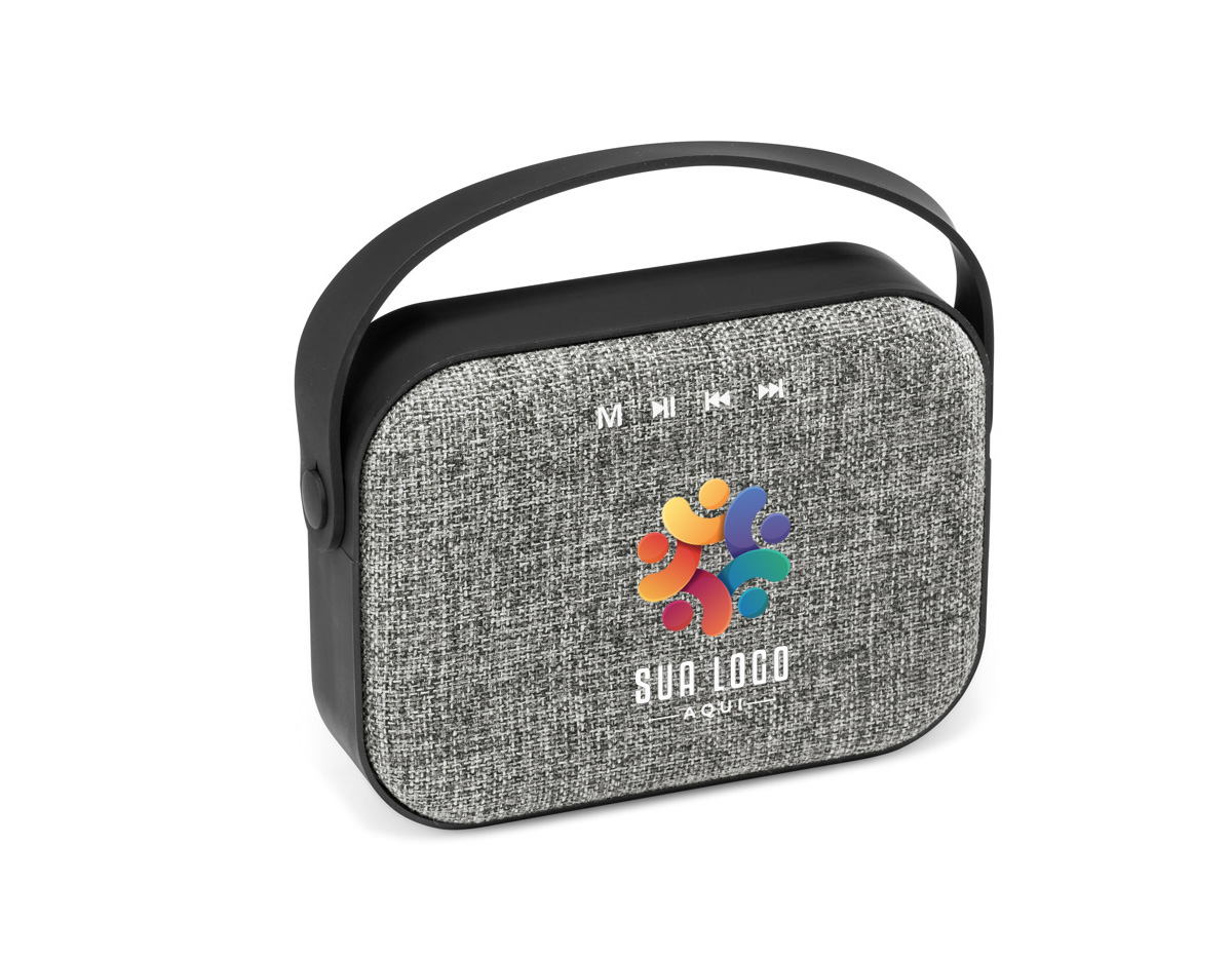 Caixa de som portátil em ABS, tecido de poliéster e acabamento em borracha. Com BT, leitor de cartões microSD, entrada AUX 3,5mm, potência de 6W (2x3W) e bateria de 1.200 mAh (autonomia de 4h). Possui microfone integrado, controle de volume e playlist. Acompanha cabo USB para carregamento.