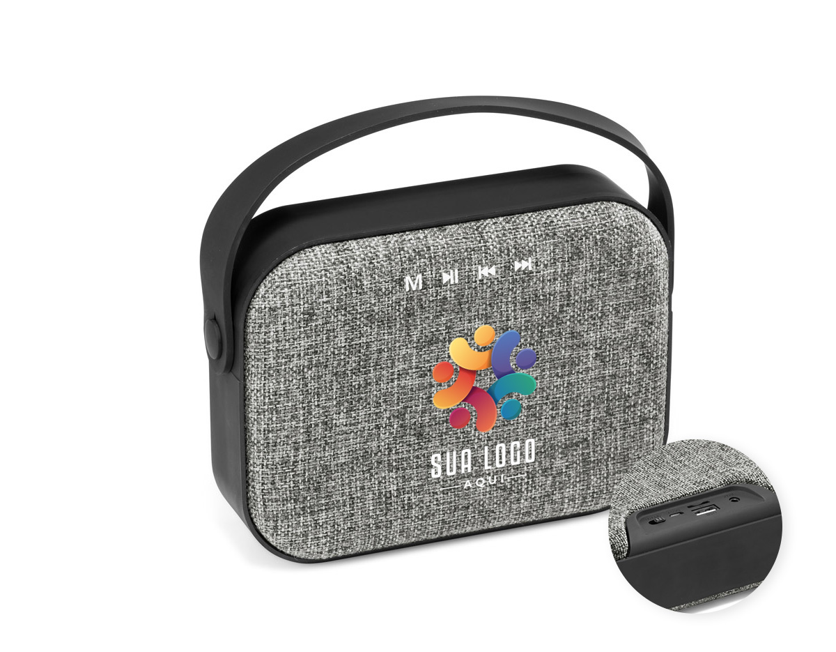 Caixa de som portátil em ABS, tecido de poliéster e acabamento em borracha. Com BT, leitor de cartões microSD, entrada AUX 3,5mm, potência de 6W (2x3W) e bateria de 1.200 mAh (autonomia de 4h). Possui microfone integrado, controle de volume e playlist. Acompanha cabo USB para carregamento.