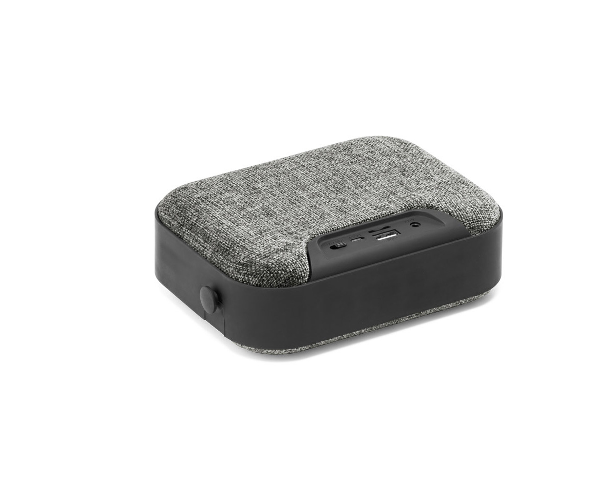 Caixa de som portátil em ABS, tecido de poliéster e acabamento em borracha. Com BT, leitor de cartões microSD, entrada AUX 3,5mm, potência de 6W (2x3W) e bateria de 1.200 mAh (autonomia de 4h). Possui microfone integrado, controle de volume e playlist. Acompanha cabo USB para carregamento.