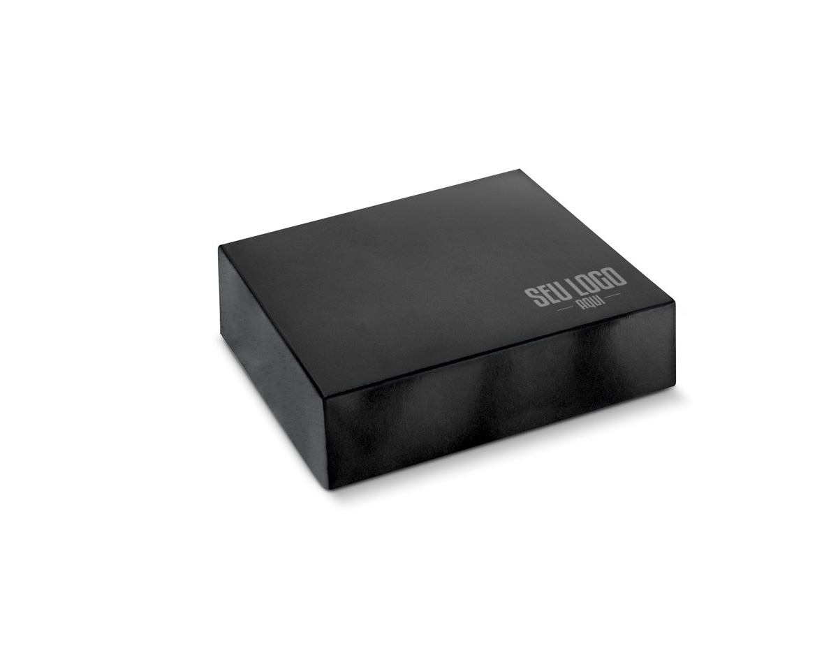 Caixa de som portátil em ABS, tecido de poliéster e acabamento em borracha. Com BT, leitor de cartões microSD, entrada AUX 3,5mm, potência de 6W (2x3W) e bateria de 1.200 mAh (autonomia de 4h). Possui microfone integrado, controle de volume e playlist. Acompanha cabo USB para carregamento.