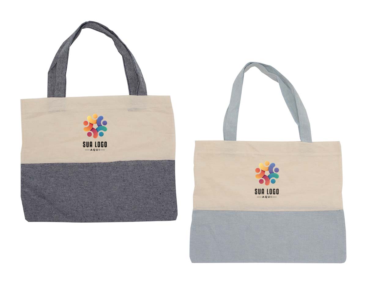 Sacola ecológica confeccionada em algodão resistente, com alças costuradas na parte interna para maior durabilidade, conforto no uso e acabamento mais discreto e elegante.