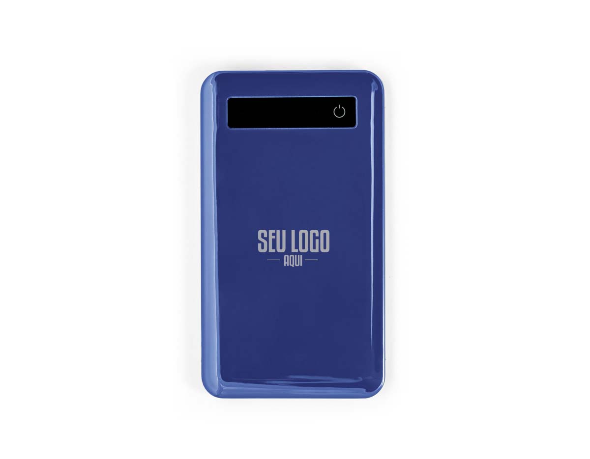Bateria portátil slim em ABS e aço inox, com tela touch e indicador de carga. Bateria polímero de lítio com capacidade de 4.000 mAh e tempo de vida = 500 ciclos, com porta de entrada micro USB e porta de saída USB-A. Incluso cabo USB-A / micro USB para carregar a bateria