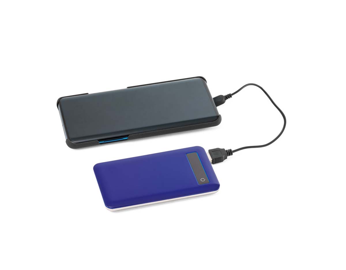 Bateria portátil slim em ABS e aço inox, com tela touch e indicador de carga. Bateria polímero de lítio com capacidade de 4.000 mAh e tempo de vida = 500 ciclos, com porta de entrada micro USB e porta de saída USB-A. Incluso cabo USB-A / micro USB para carregar a bateria