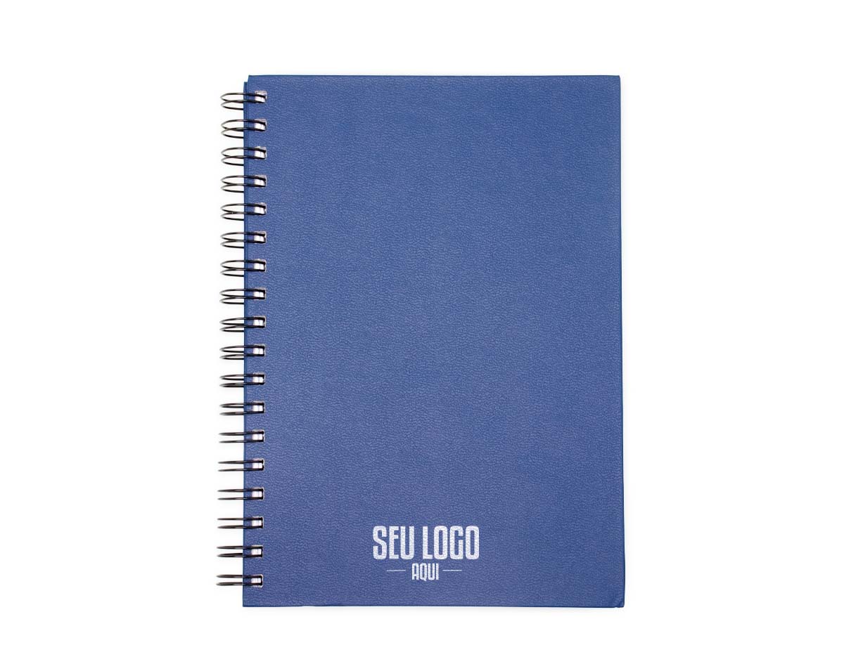 Caderno com capa em cromato e wire-o metálico. Possui aproximadamente 86 folhas pautadas e páginas para: dados pessoais, calendários de 2023 à 2025, planejamentos e endereços de contatos.