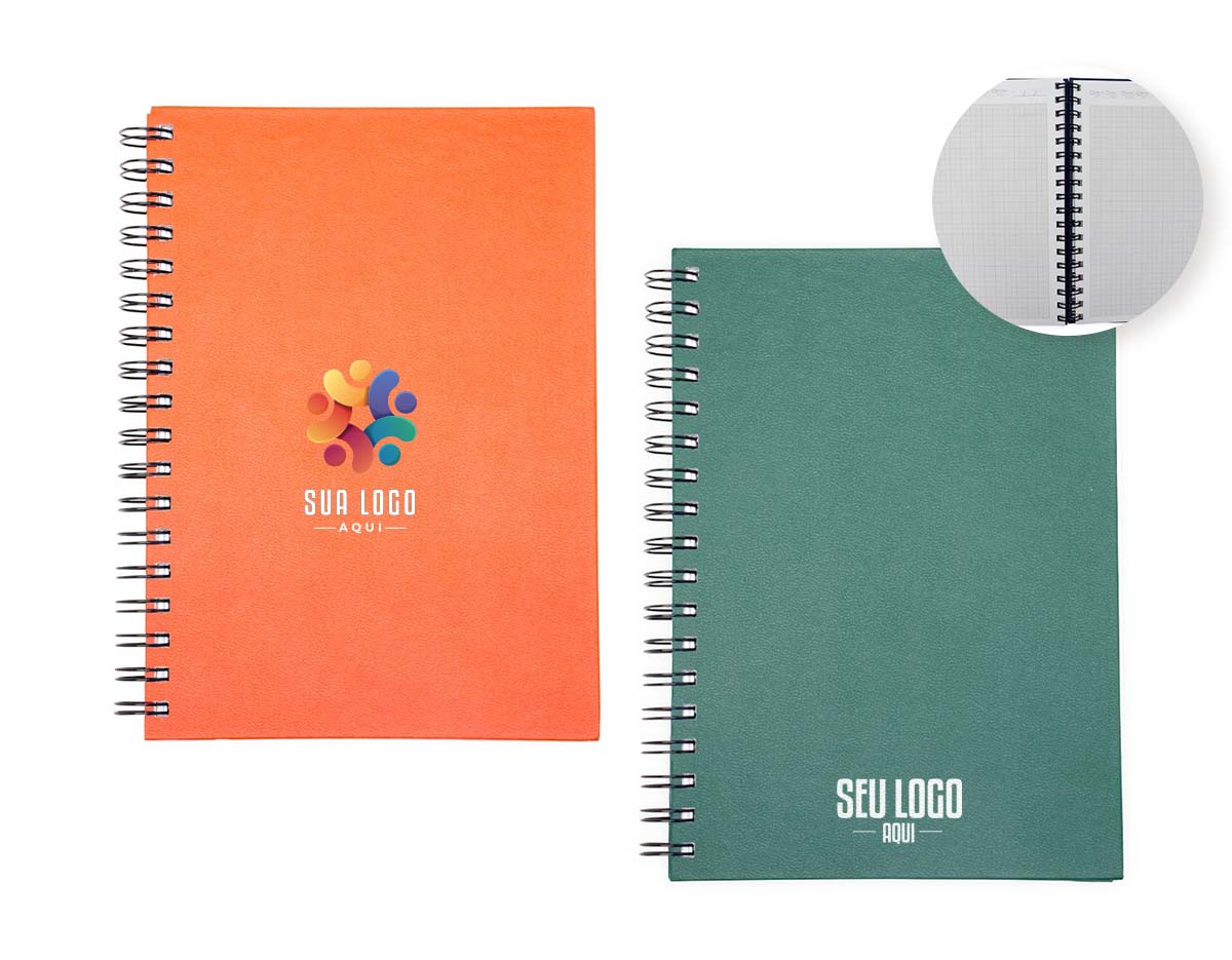 Caderno com capa em cromato e wire-o metálico. Possui aproximadamente 86 folhas pautadas e páginas para: dados pessoais, calendários de 2023 à 2025, planejamentos e endereços de contatos.