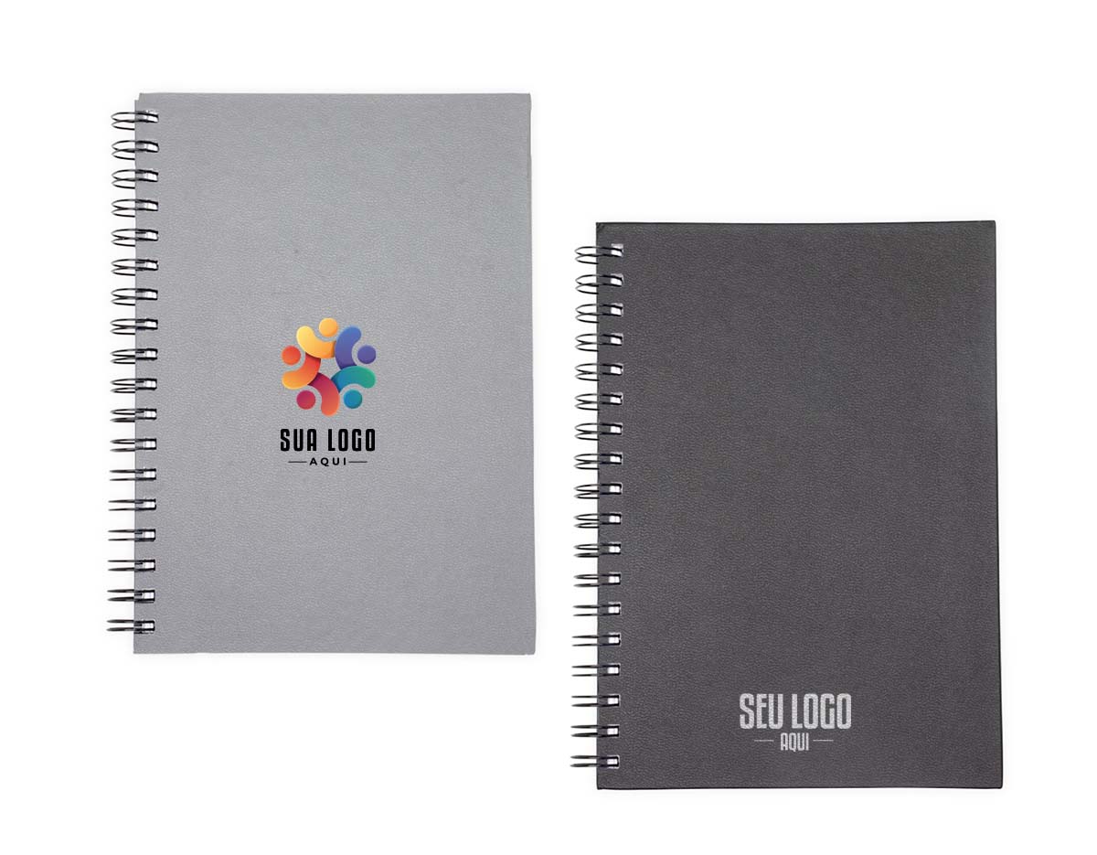 Caderno com capa em cromato e wire-o metálico. Possui aproximadamente 86 folhas pautadas e páginas para: dados pessoais, calendários de 2023 à 2025, planejamentos e endereços de contatos.