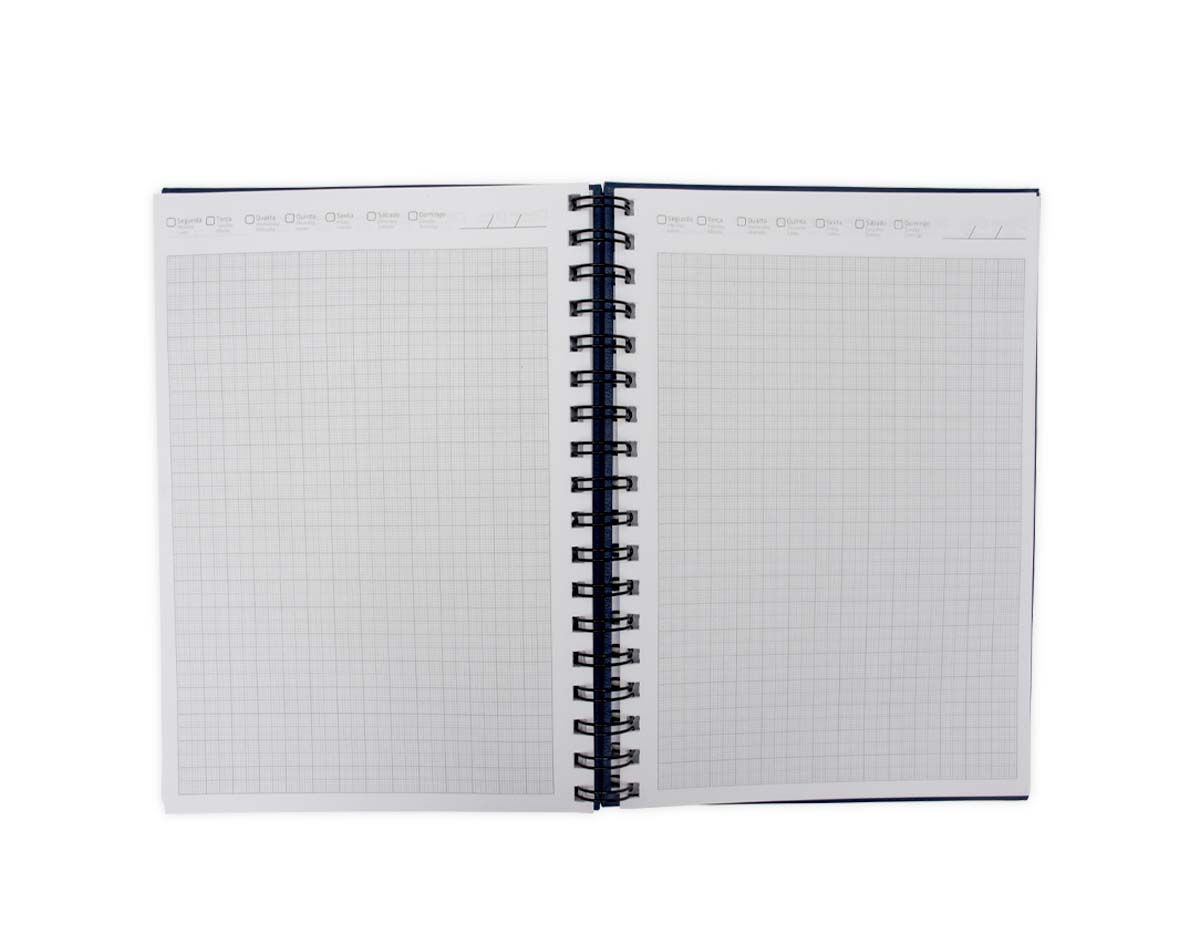 Caderno com capa em cromato e wire-o metálico. Possui aproximadamente 86 folhas pautadas e páginas para: dados pessoais, calendários de 2023 à 2025, planejamentos e endereços de contatos.
