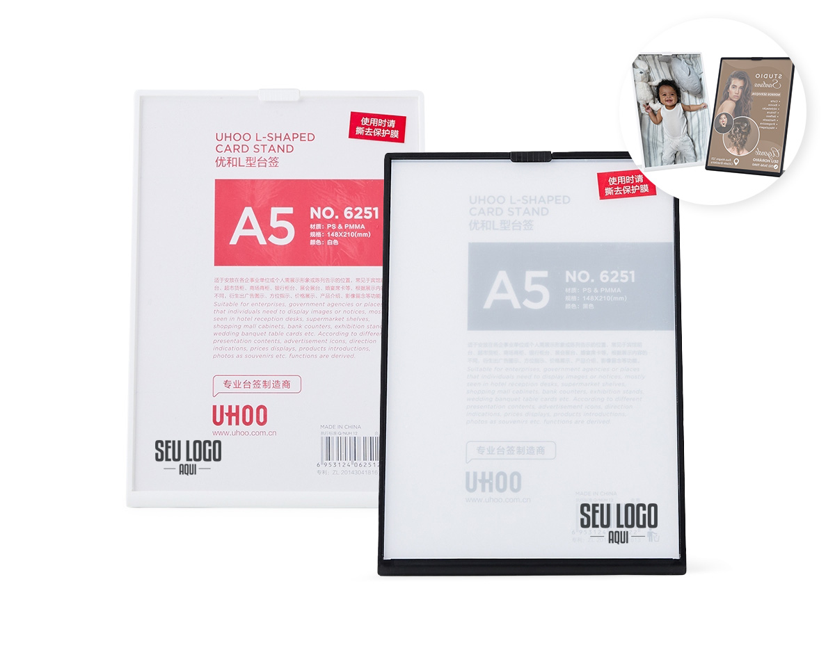 Expositor porta-retrato no formato A5, produzido em poliestireno, com placa frontal em acrílico transparente que protege e valoriza a imagem exposta. Ideal para organização e apresentação de materiais visuais em ambientes diversos.