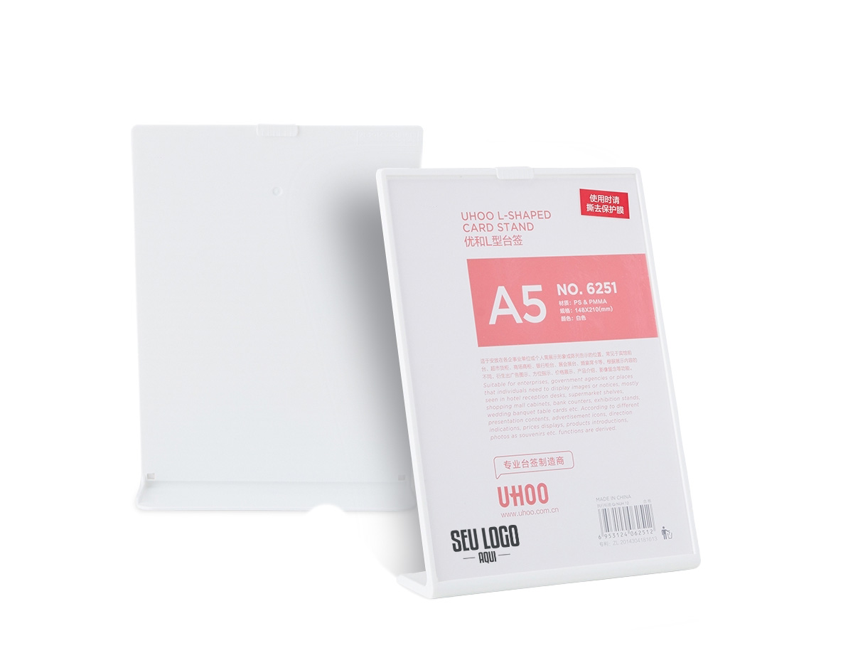 Expositor porta-retrato no formato A5, produzido em poliestireno, com placa frontal em acrílico transparente que protege e valoriza a imagem exposta. Ideal para organização e apresentação de materiais visuais em ambientes diversos.