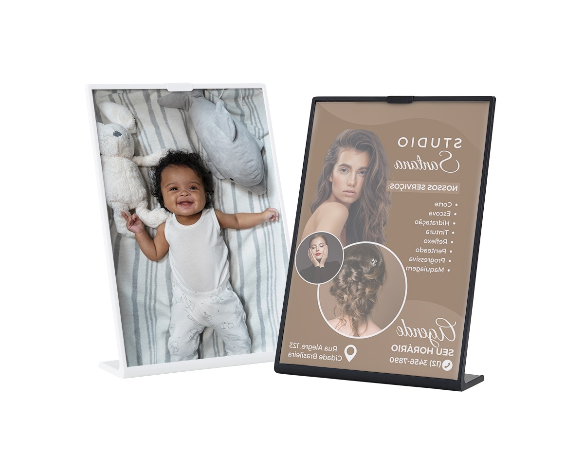 Expositor porta-retrato no formato A5, produzido em poliestireno, com placa frontal em acrílico transparente que protege e valoriza a imagem exposta. Ideal para organização e apresentação de materiais visuais em ambientes diversos.