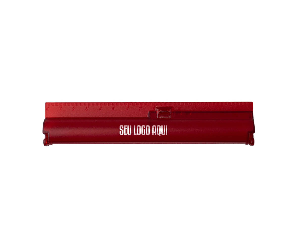 Estojo de plástico com régua integrada de 15 cm e compartimento específico para acomodar uma caneta. Produto compacto e funcional, ideal para uso escolar ou profissional. Não inclui caneta.