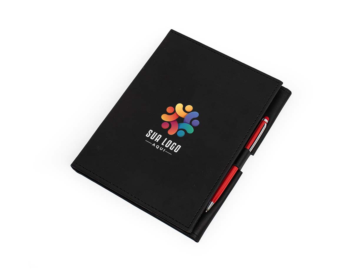 Caderneta em estilo executivo com capa dura revestida em couro sintético. Contém 78 folhas destacáveis, bolso interno para documentos e suporte para caneta. O fechamento magnético oferece maior segurança, tornando-a adequada para uso diário e organização de anotações.