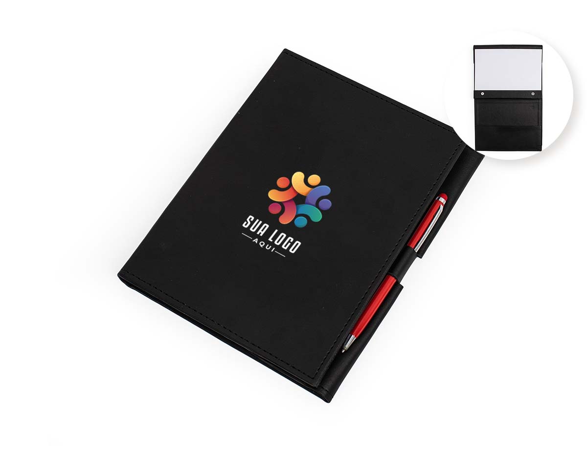 Caderneta em estilo executivo com capa dura revestida em couro sintético. Contém 78 folhas destacáveis, bolso interno para documentos e suporte para caneta. O fechamento magnético oferece maior segurança, tornando-a adequada para uso diário e organização de anotações.
