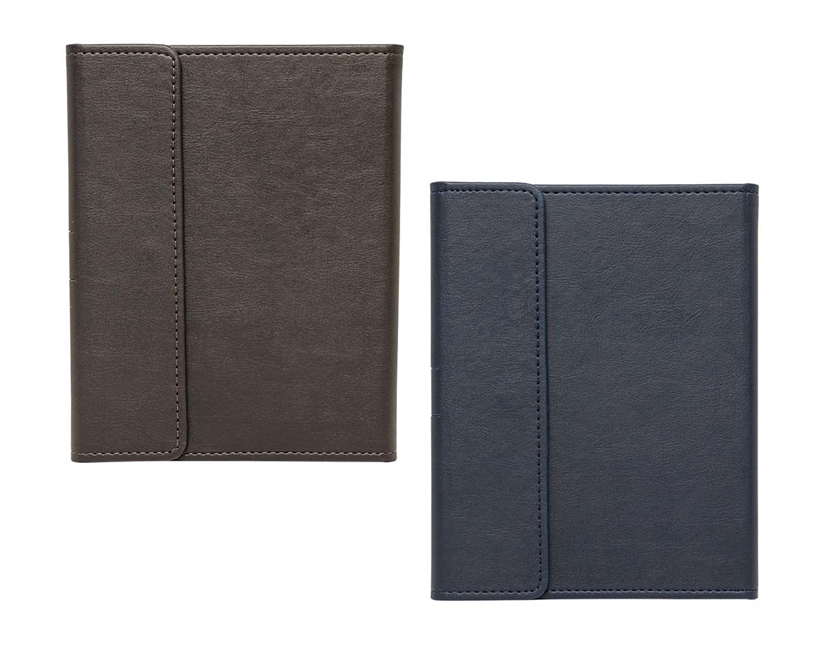 Caderneta em estilo executivo com capa dura revestida em couro sintético. Contém 78 folhas destacáveis, bolso interno para documentos e suporte para caneta. O fechamento magnético oferece maior segurança, tornando-a adequada para uso diário e organização de anotações.