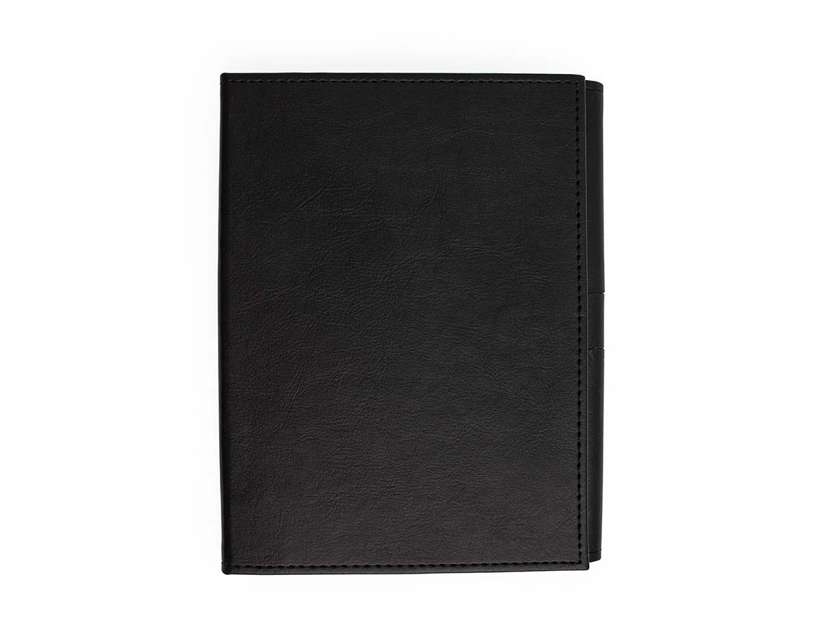Caderneta em estilo executivo com capa dura revestida em couro sintético. Contém 78 folhas destacáveis, bolso interno para documentos e suporte para caneta. O fechamento magnético oferece maior segurança, tornando-a adequada para uso diário e organização de anotações.