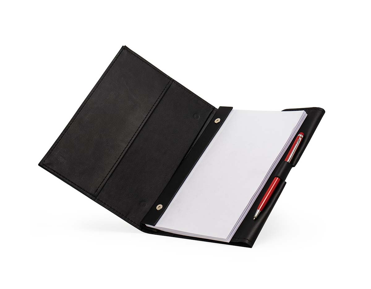 Caderneta em estilo executivo com capa dura revestida em couro sintético. Contém 78 folhas destacáveis, bolso interno para documentos e suporte para caneta. O fechamento magnético oferece maior segurança, tornando-a adequada para uso diário e organização de anotações.