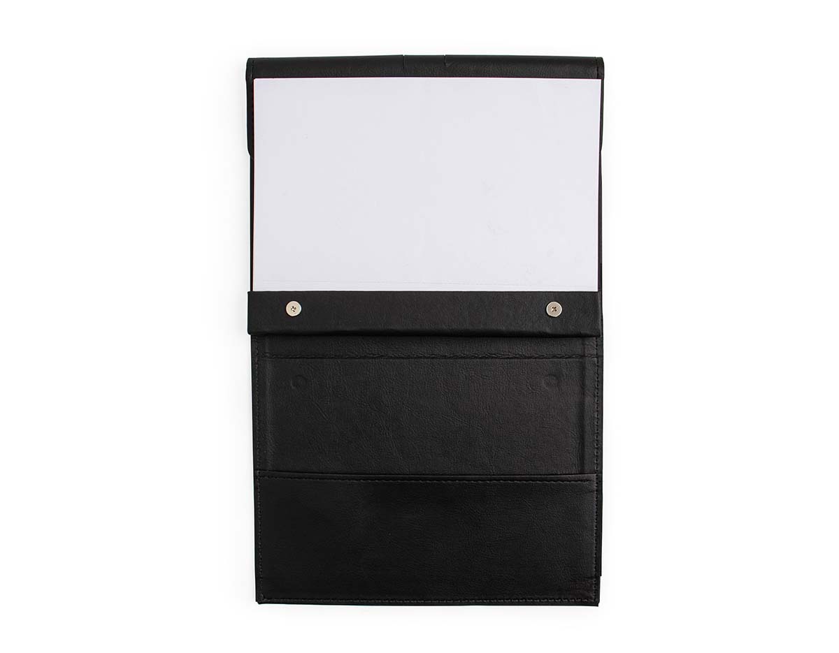 Caderneta em estilo executivo com capa dura revestida em couro sintético. Contém 78 folhas destacáveis, bolso interno para documentos e suporte para caneta. O fechamento magnético oferece maior segurança, tornando-a adequada para uso diário e organização de anotações.
