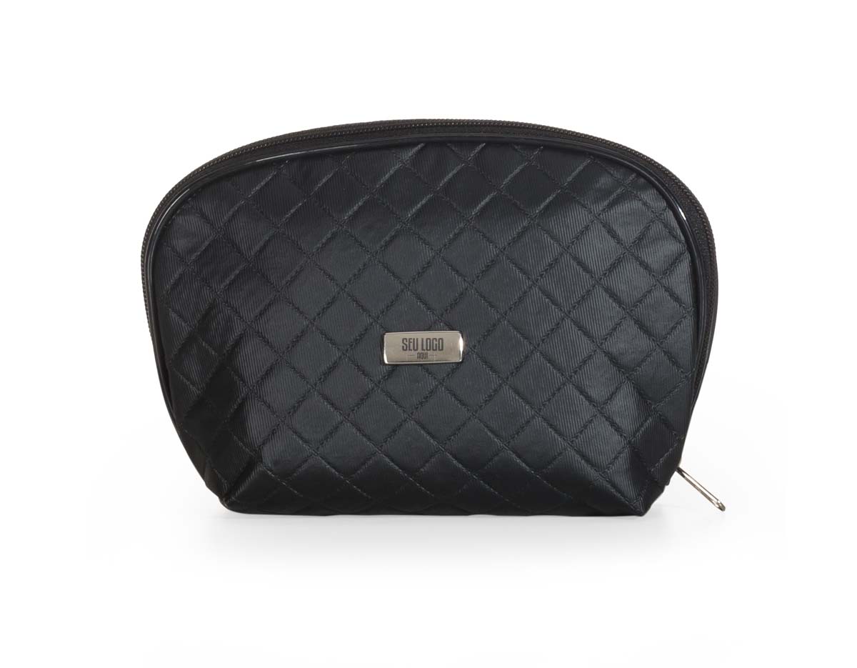 Necessaire em puff matelassê, confeccionada em couro sintético. Conta com uma plaqueta prata no centro, ideal para gravações personalizadas. Compacta e elegante, perfeita para organizar itens pessoais de forma prática e sofisticada.
