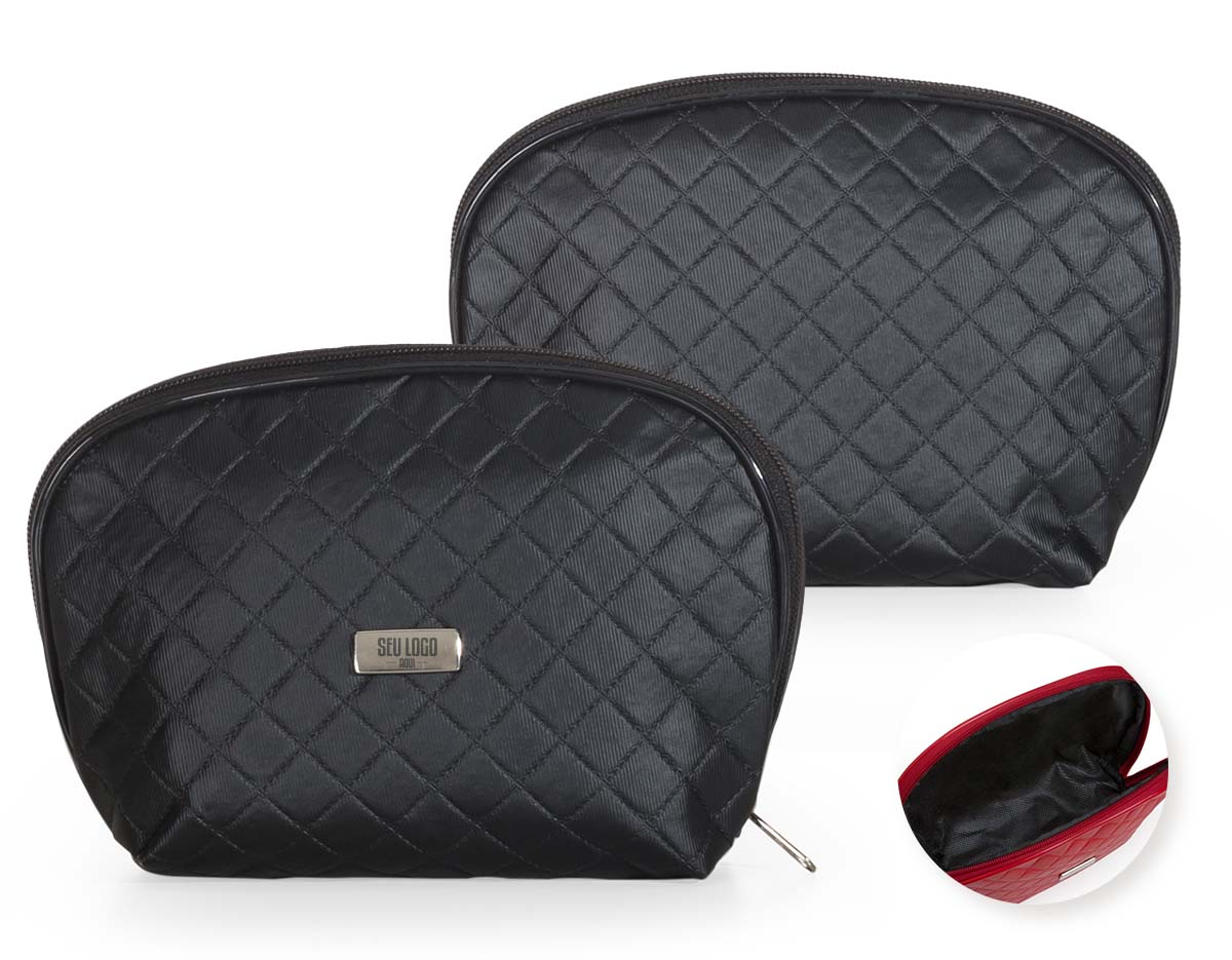 Necessaire em puff matelassê, confeccionada em couro sintético. Conta com uma plaqueta prata no centro, ideal para gravações personalizadas. Compacta e elegante, perfeita para organizar itens pessoais de forma prática e sofisticada.