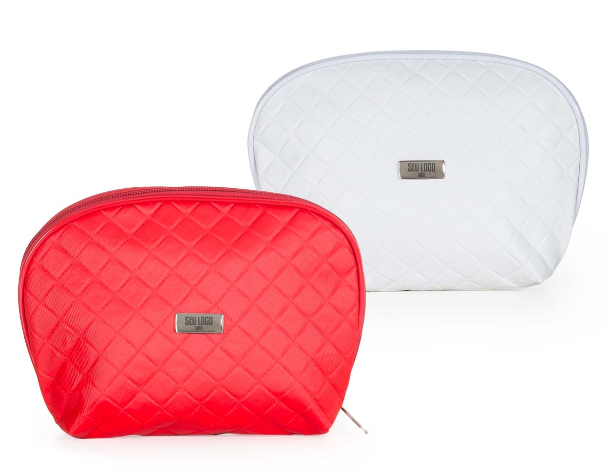 Necessaire em puff matelassê, confeccionada em couro sintético. Conta com uma plaqueta prata no centro, ideal para gravações personalizadas. Compacta e elegante, perfeita para organizar itens pessoais de forma prática e sofisticada.