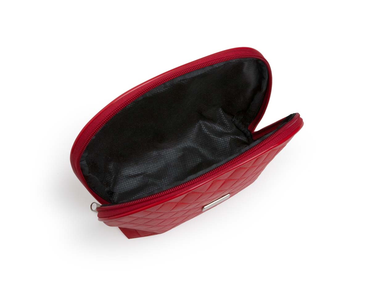 Necessaire em puff matelassê, confeccionada em couro sintético. Conta com uma plaqueta prata no centro, ideal para gravações personalizadas. Compacta e elegante, perfeita para organizar itens pessoais de forma prática e sofisticada.