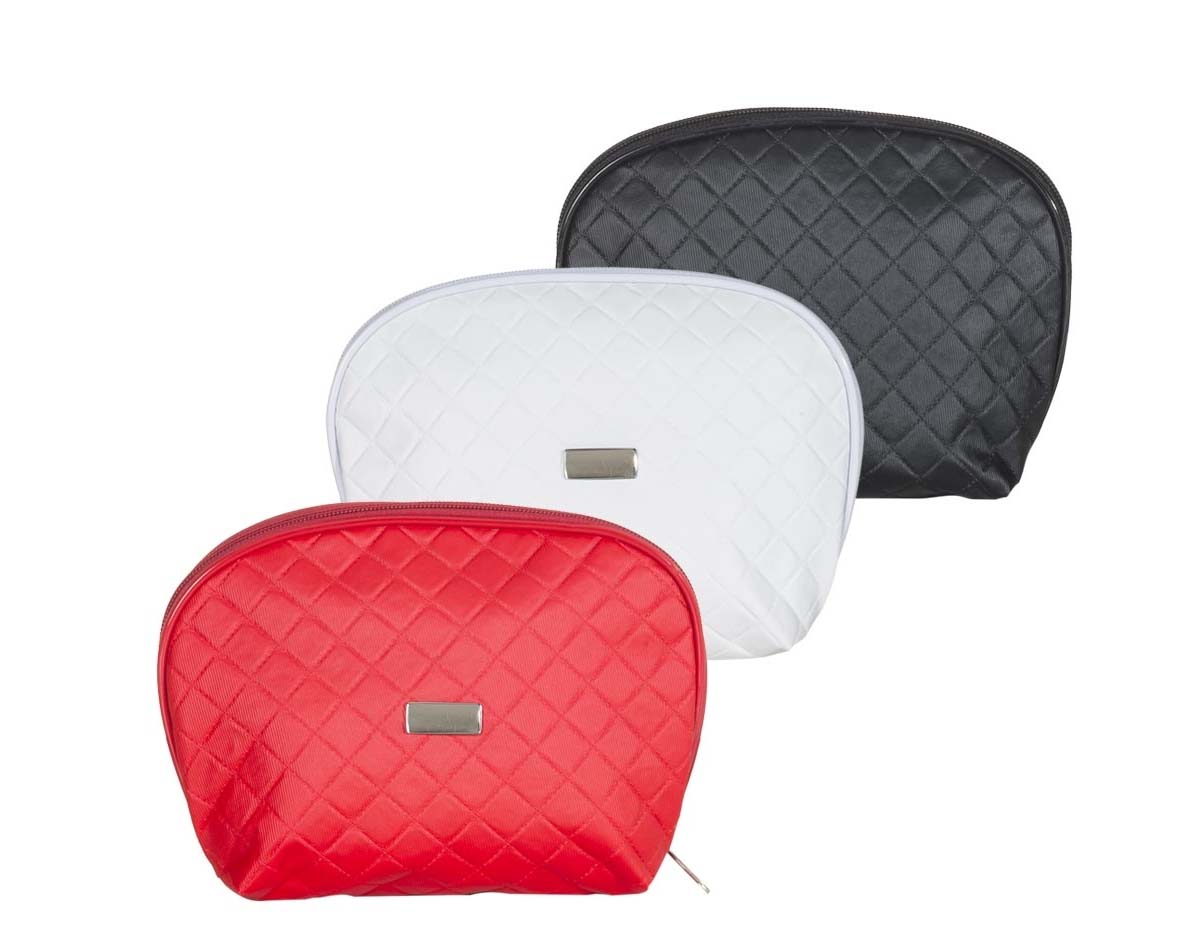 Necessaire em puff matelassê, confeccionada em couro sintético. Conta com uma plaqueta prata no centro, ideal para gravações personalizadas. Compacta e elegante, perfeita para organizar itens pessoais de forma prática e sofisticada.