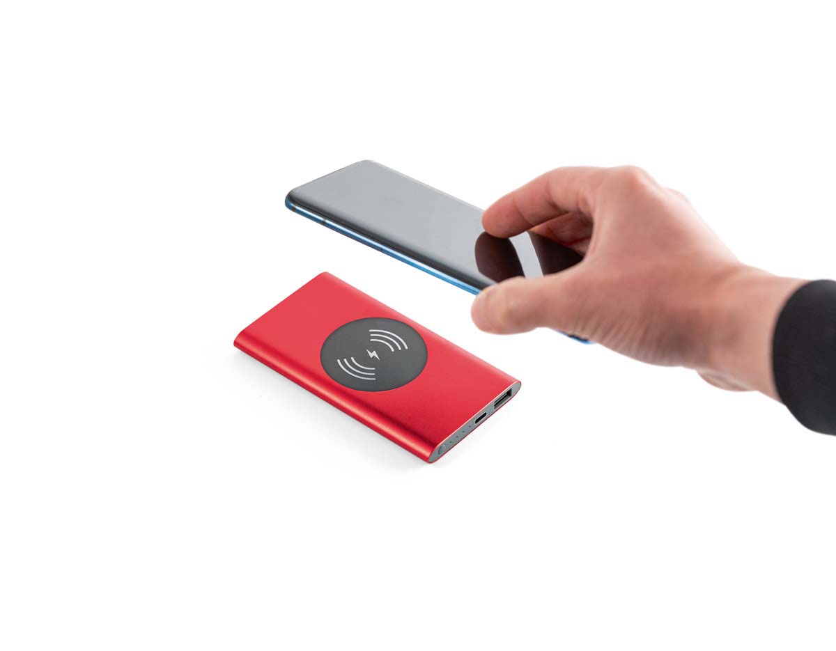 Bateria portátil com carregador wireless em alumínio 100% reciclado. Bateria de polímero de lítio com capacidade de 4.000 mAh e tempo de vida de = 500 ciclos. Com LED indicador de carga, uma porta de entrada USB-C, uma porta de saída USB-A e potência de carregamento sem fios de 5W.