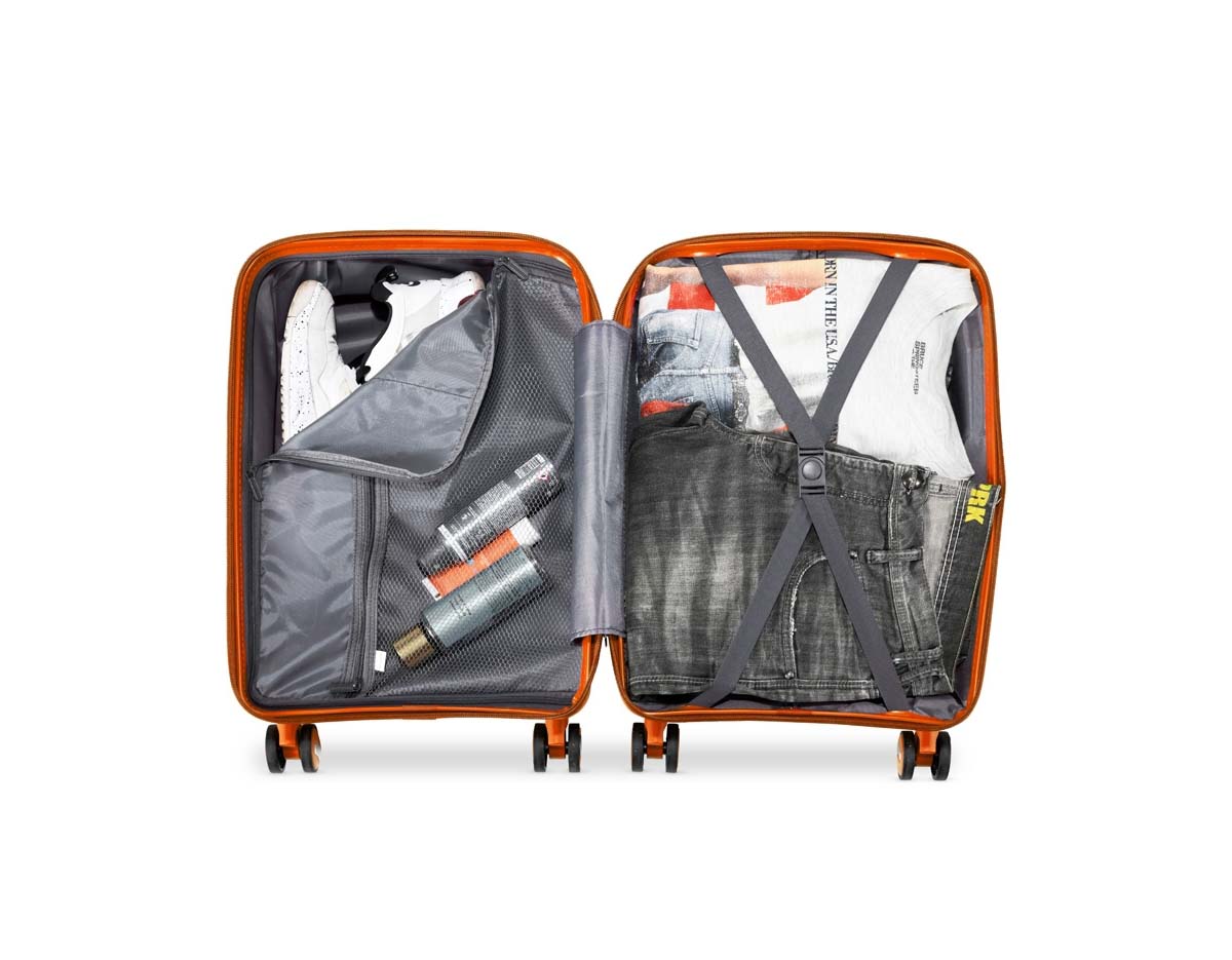 Mala de bordo 40 litros em plástico (casca dura), contém cadeado numérico TSA. Compartimentos com bolso telado e cinta compressora para roupas. A mala possui duas alças de mão, puxador retrátil com regulagem de tamanho, quatro rodinhas 360º e apoios laterais. Acompanha placa para personalização.