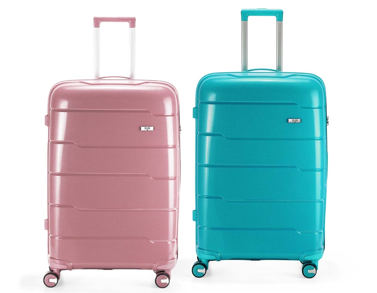 Mala de viagem rígida com capacidade de 95 litros, feita em plástico resistente. Conta com cadeado numérico TSA, compartimentos internos com bolso telado e cinta compressora. Possui duas alças de mão, puxador retrátil ajustável, quatro rodas 360° e apoios laterais. Acompanha placa para personalização.