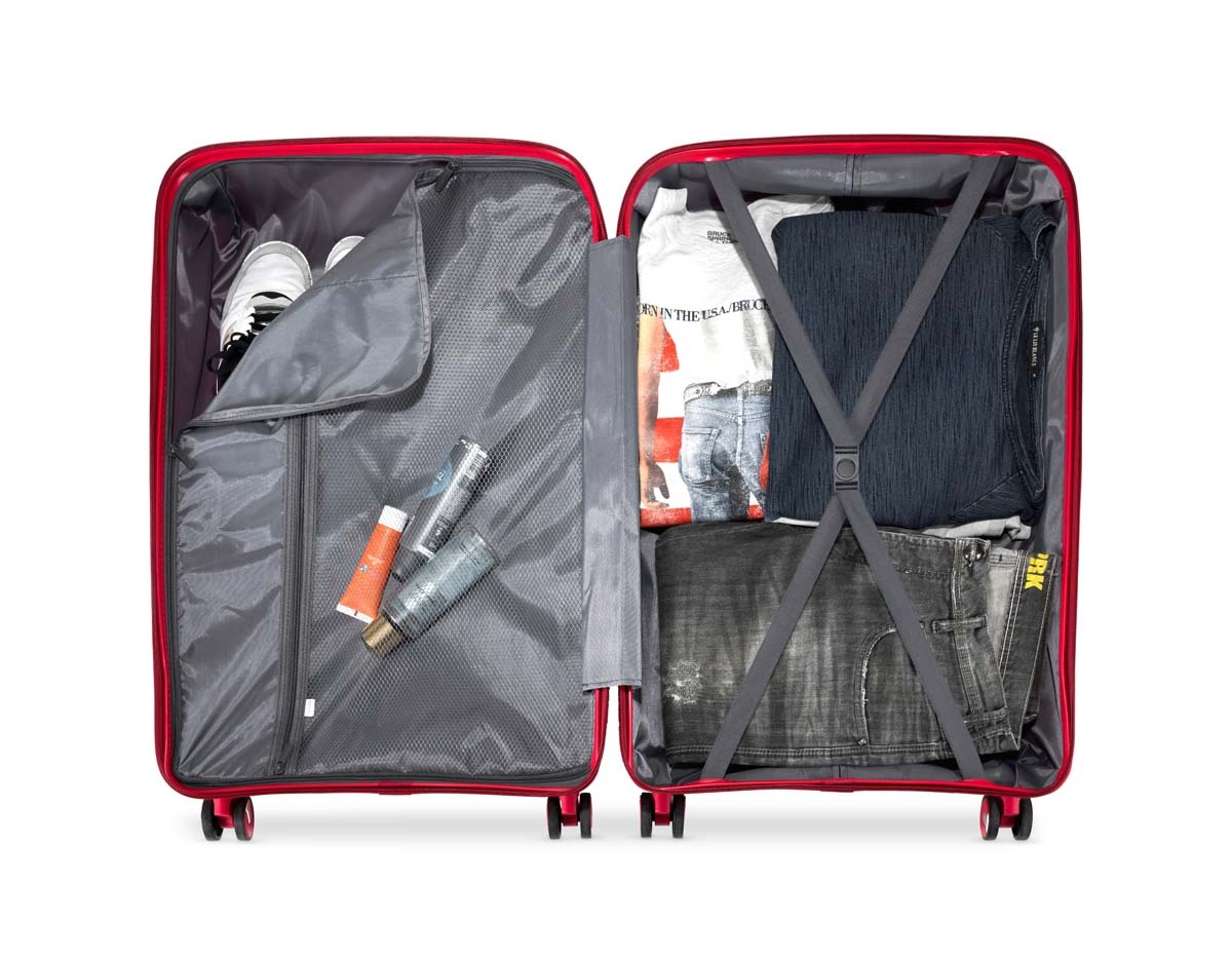 Mala de viagem rígida com capacidade de 95 litros, feita em plástico resistente. Conta com cadeado numérico TSA, compartimentos internos com bolso telado e cinta compressora. Possui duas alças de mão, puxador retrátil ajustável, quatro rodas 360° e apoios laterais. Acompanha placa para personalização.