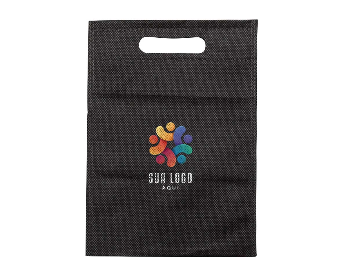 Sacola em TNT sem alça, ideal para embalagens promocionais ou eventos. Leve e prática, é indicada para uso simples e descartável. Pedidos disponíveis apenas em múltiplos de 100 unidades.