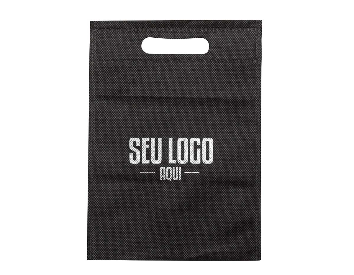 Sacola em TNT sem alça, ideal para embalagens promocionais ou eventos. Leve e prática, é indicada para uso simples e descartável. Pedidos disponíveis apenas em múltiplos de 100 unidades.