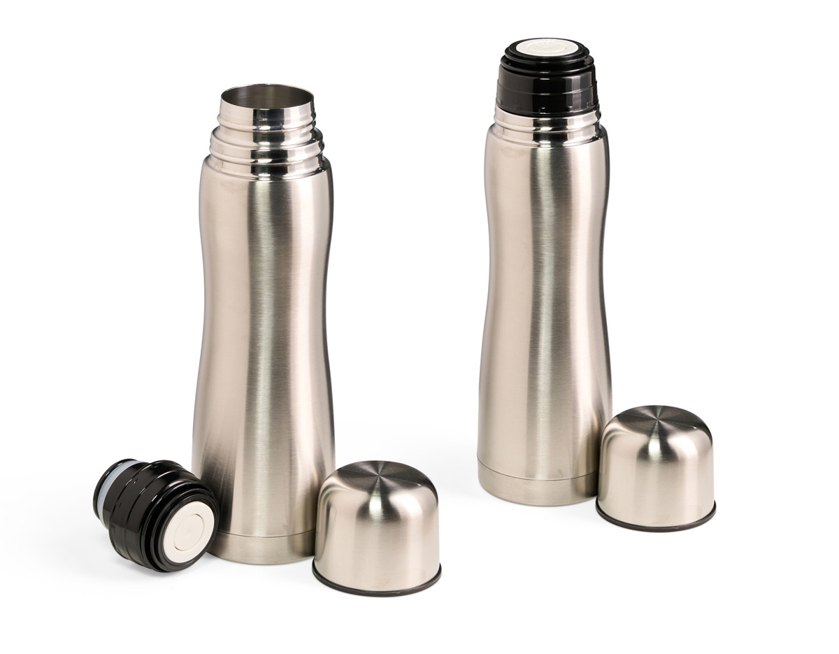 Garrafa Térmica feita em inox com capacidade de 500ml. Contém tampa utilizável como copo e botão interno de acionamento para abrir e fechar o bocal