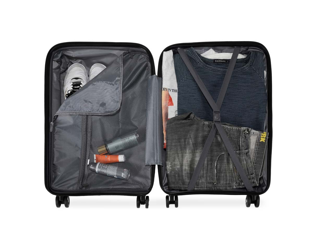 Mala de viagem 64 litros em plástico (casca dura), contém cadeado numérico TSA. Compartimentos com bolso telado e cinta compressora para roupas. A mala possui duas alças de mão, puxador retrátil com regulagem de tamanho, quatro rodinhas 360º e apoios laterais. Acompanha placa para personalização.