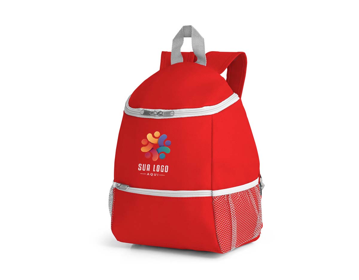 Mochila térmica confeccionada em poliéster 600D, com capacidade de até 10 litros. Possui bolso frontal com zíper para fácil acesso e dois bolsos laterais em tela mesh, ideais para garrafas ou pequenos itens. Perfeita para piqueniques, viagens ou uso diário com praticidade e estilo.