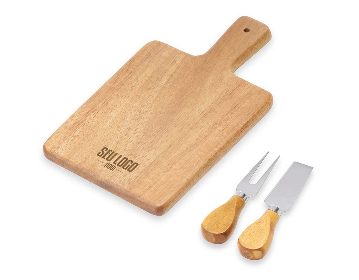 Kit queijo 3 peças em estojo kraft, contém: tábua de madeira retangular, faca reta, e garfo. Tábua com orifício para encaixe.