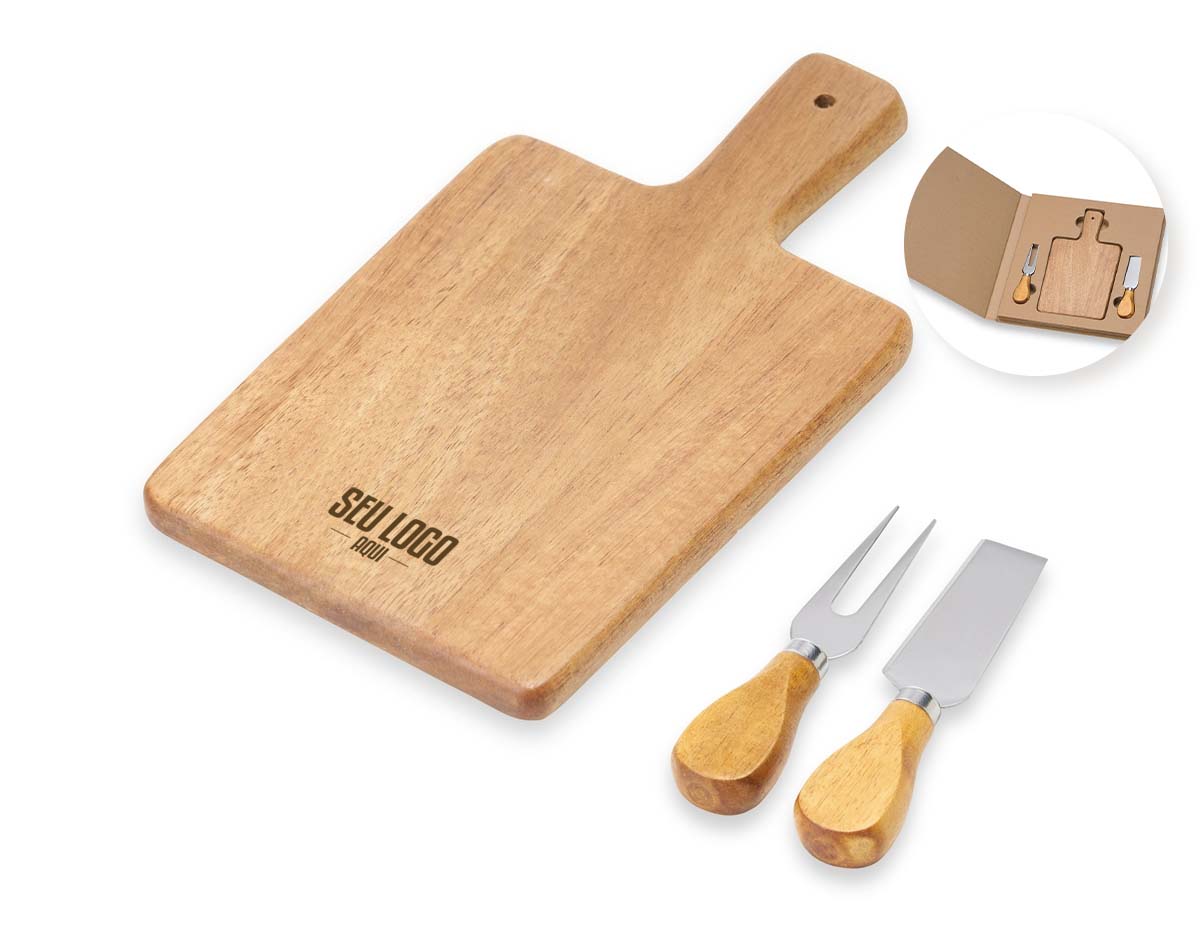 Kit queijo 3 peças em estojo kraft, contém: tábua de madeira retangular, faca reta, e garfo. Tábua com orifício para encaixe.