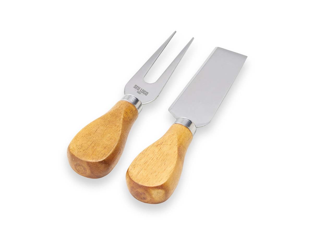 Kit queijo 3 peças em estojo kraft, contém: tábua de madeira retangular, faca reta, e garfo. Tábua com orifício para encaixe.