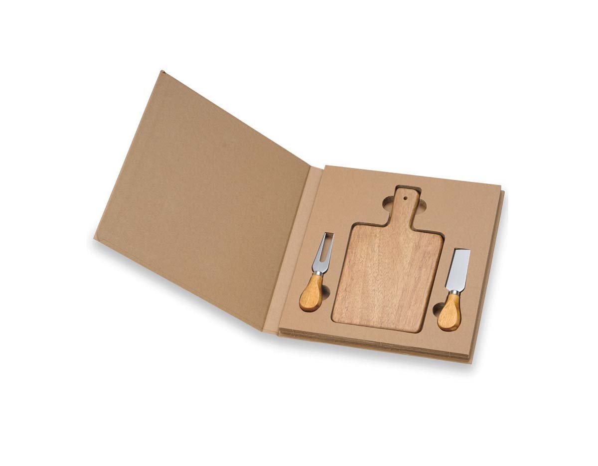 Kit queijo 3 peças em estojo kraft, contém: tábua de madeira retangular, faca reta, e garfo. Tábua com orifício para encaixe.