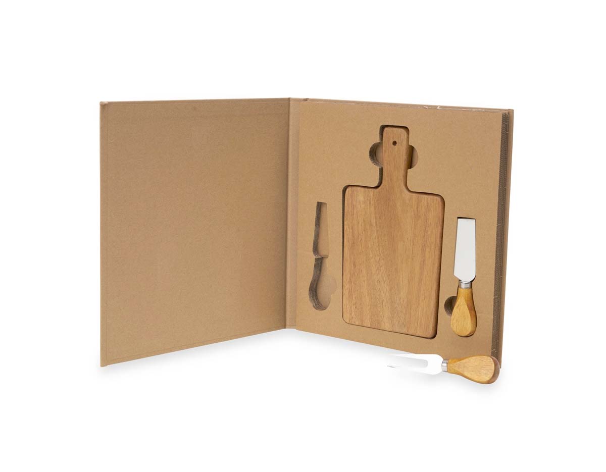 Kit queijo 3 peças em estojo kraft, contém: tábua de madeira retangular, faca reta, e garfo. Tábua com orifício para encaixe.