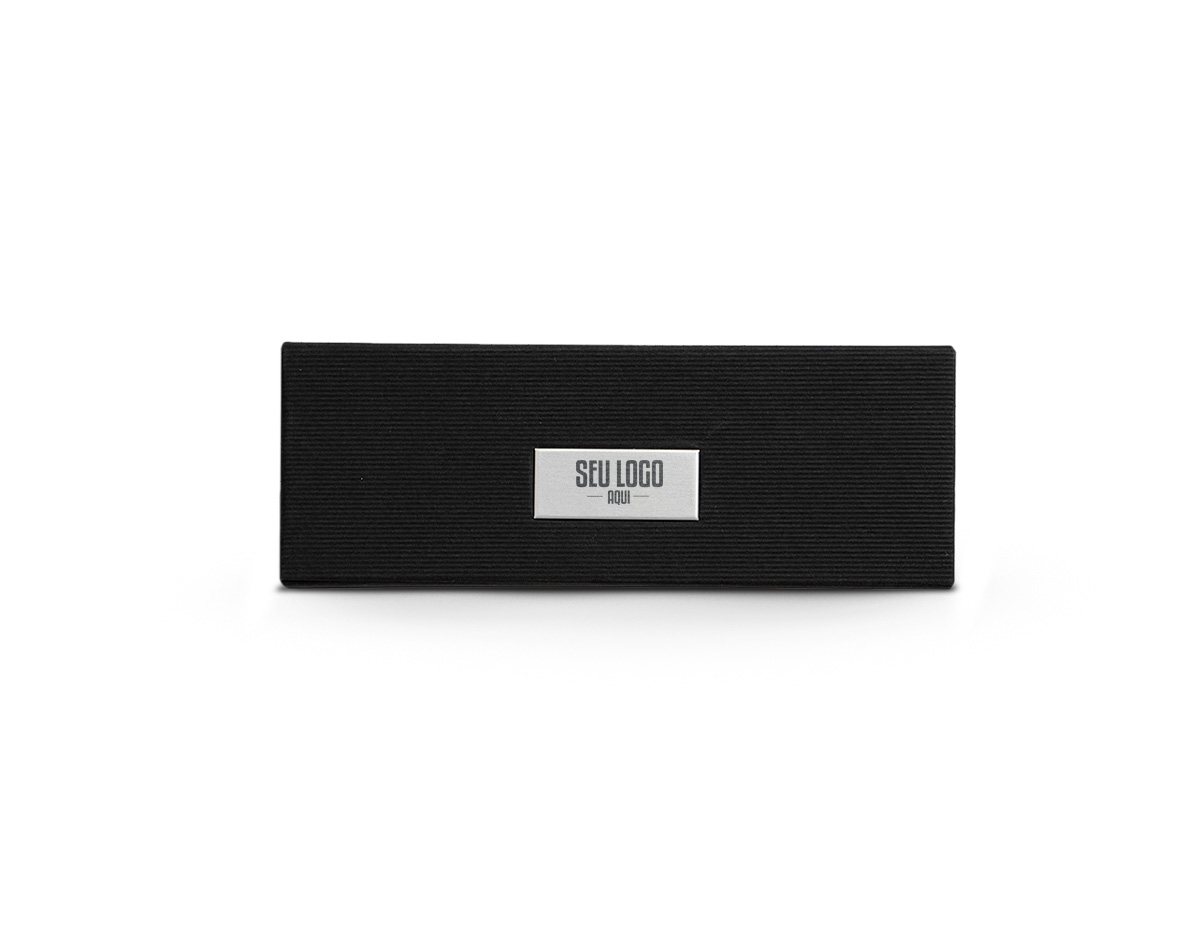 Conjunto caneta e lapiseira em estojo de cartonagem com placa central para personalização. Clip metal e anel central possui: anel fino prata, anel preto fino e um anel maior prata com relevo e acionam por giro. Estojo revestido com espuma na parte interna.