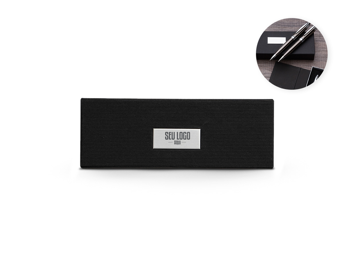 Conjunto caneta e lapiseira em estojo de cartonagem com placa central para personalização. Clip metal e anel central possui: anel fino prata, anel preto fino e um anel maior prata com relevo e acionam por giro. Estojo revestido com espuma na parte interna.