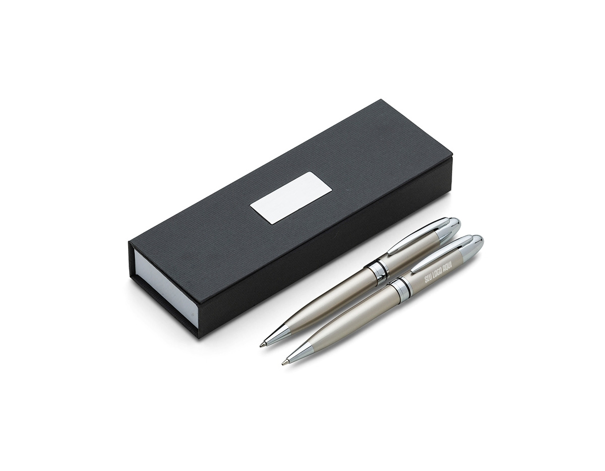 Conjunto caneta e lapiseira em estojo de cartonagem com placa central para personalização. Clip metal e anel central possui: anel fino prata, anel preto fino e um anel maior prata com relevo e acionam por giro. Estojo revestido com espuma na parte interna.